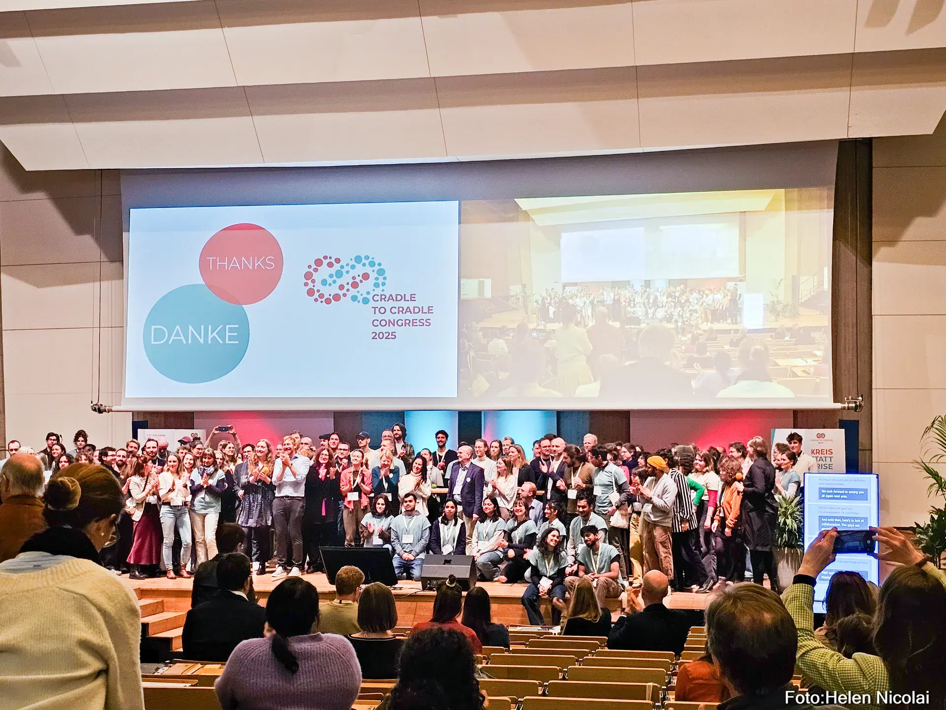 Participantes do Congresso Cradle to Cradle reunidos para a foto de encerramento